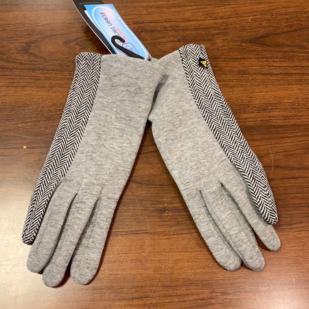Ladies touch screen compatible winter gloves by Auclair